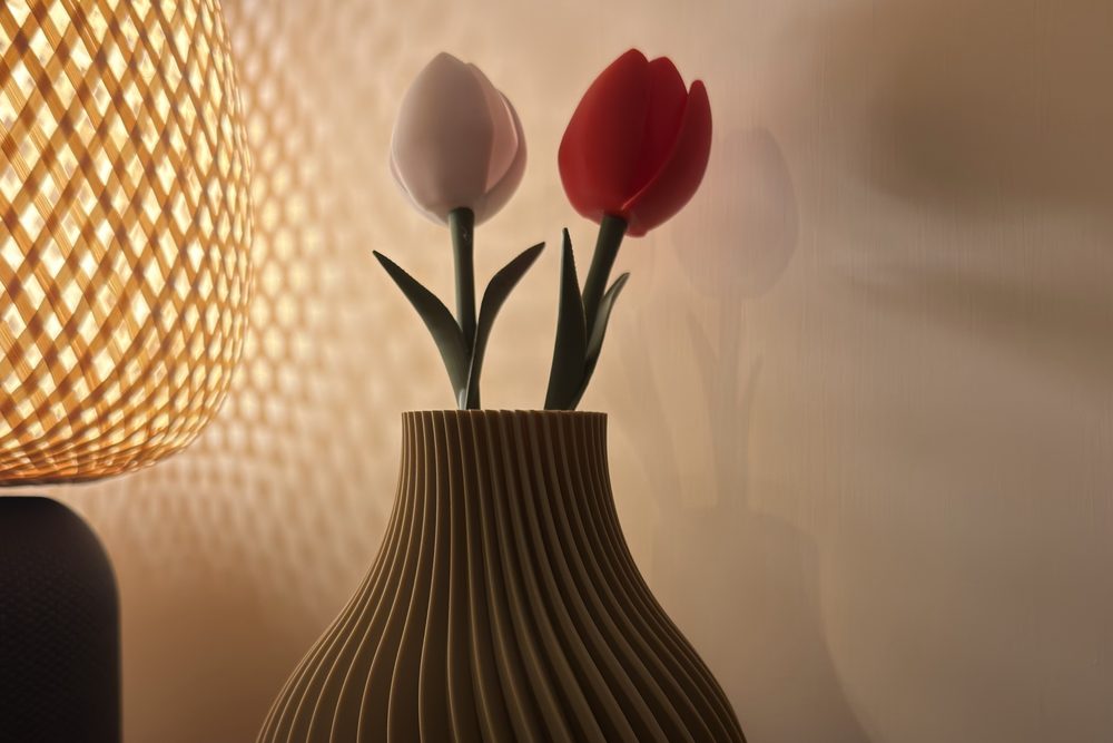 I due tulipani stampati, uno bianco e uno rosso, sopra il collo del vaso a coste elicoidali